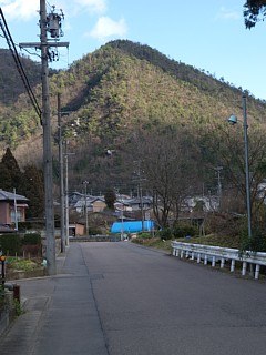 日の当たる山