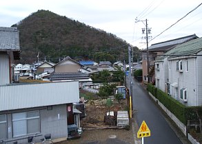 細い路地へ