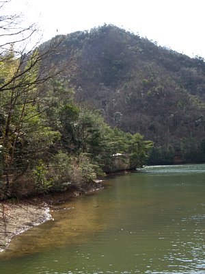 寒洞池と北山