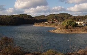 入鹿池と入鹿大橋