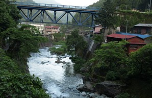 秋葉街道と白倉川