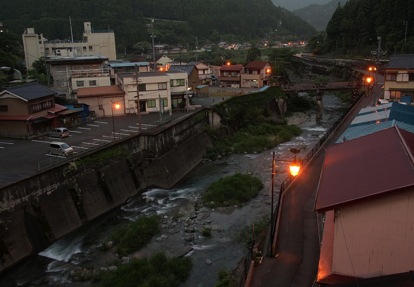 白倉川と西川集落