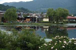 家山の町を透かす