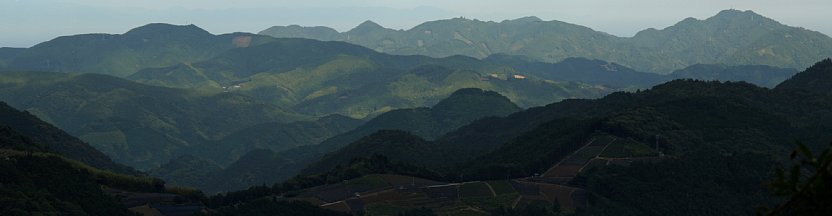 日の当たる山々