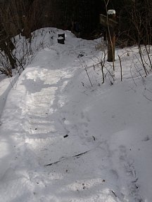 雪の坂道