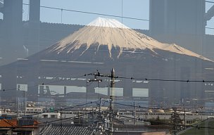 窓越し富士山