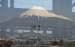 窓越し富士山