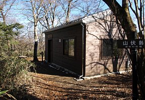 菰釣山避難小屋