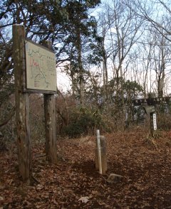 避難小屋の建つ分岐