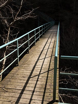 歩道橋を渡る