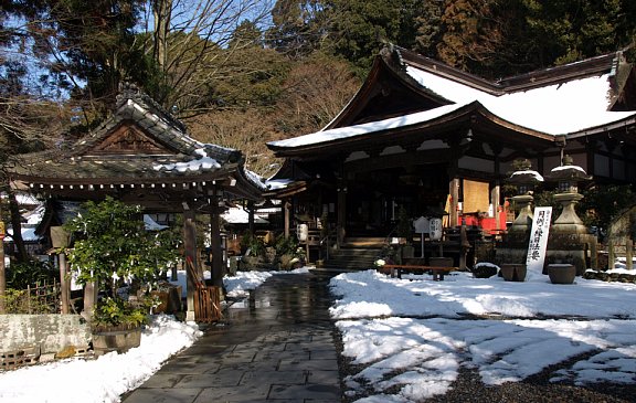 岩間寺本堂