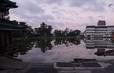 早朝の猿投池