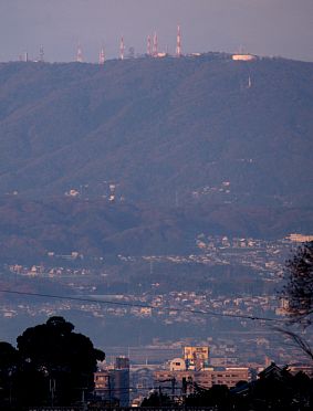 春日大社入口より西＝生駒山