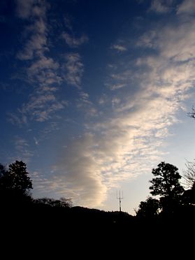 春日大社入口より東＝春日山の空