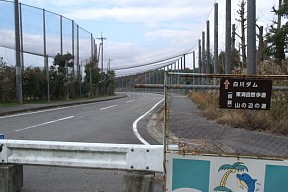 グラウンド脇の道