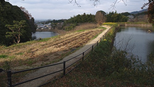 古墳間の道