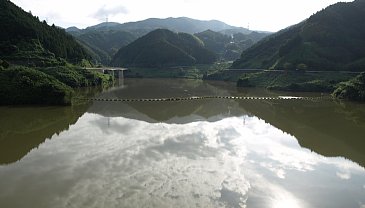 まほろば湖と鳥見山