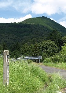 額井岳と跨道橋