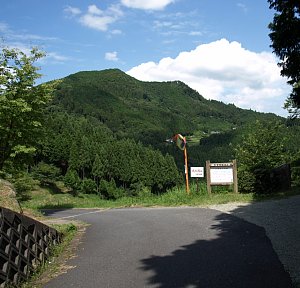 山部赤人の墓解説板