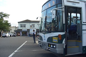敷津行き三交バス