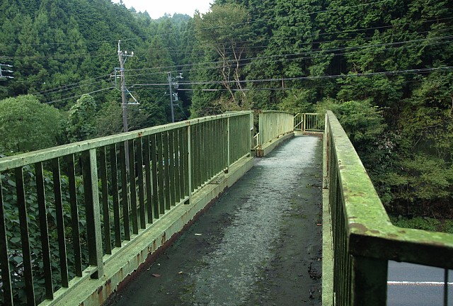 歩道橋上