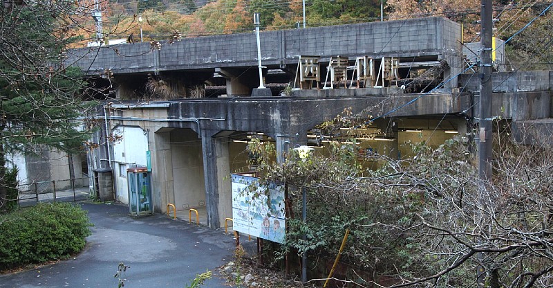 西青山駅舎