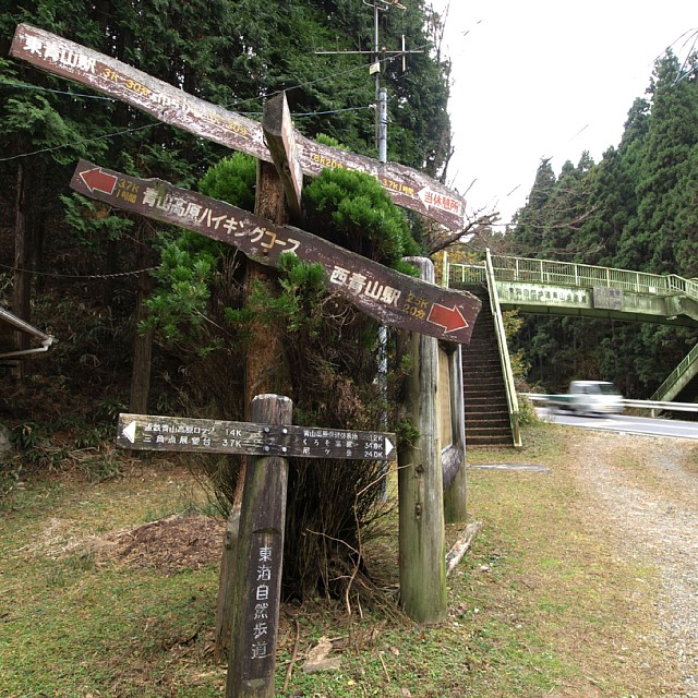 重なる道標
