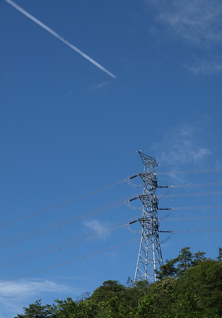 鉄塔と飛行機雲