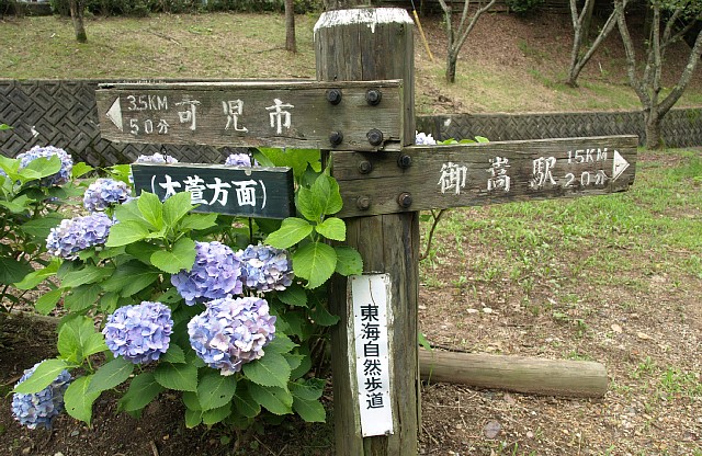 三叉路の道標