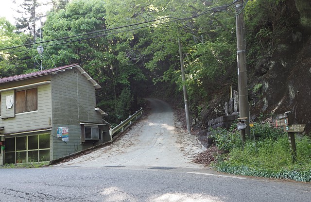 峠道入口