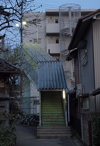 三田洞歩道橋の入口
