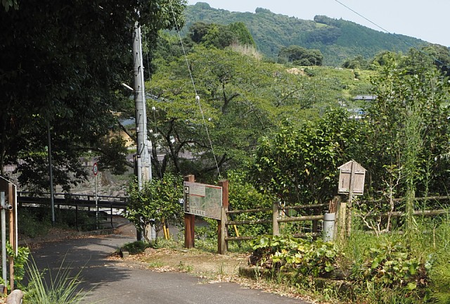 岡部つばき園入口