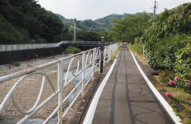 岡部川左岸遊歩道