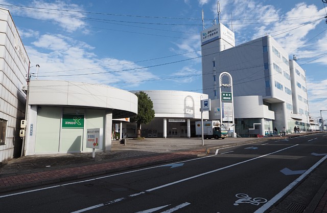 県総合運動場駅