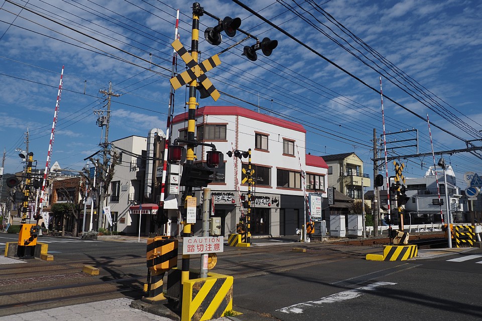 草薙駅前の二連踏切