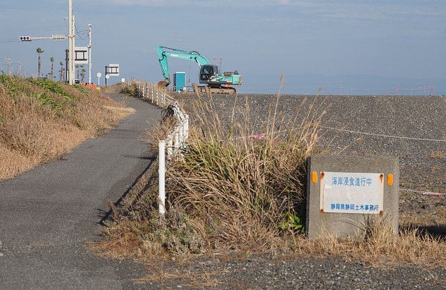 海岸浸食進行中