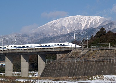 伊吹山山麓を翔ける新幹線