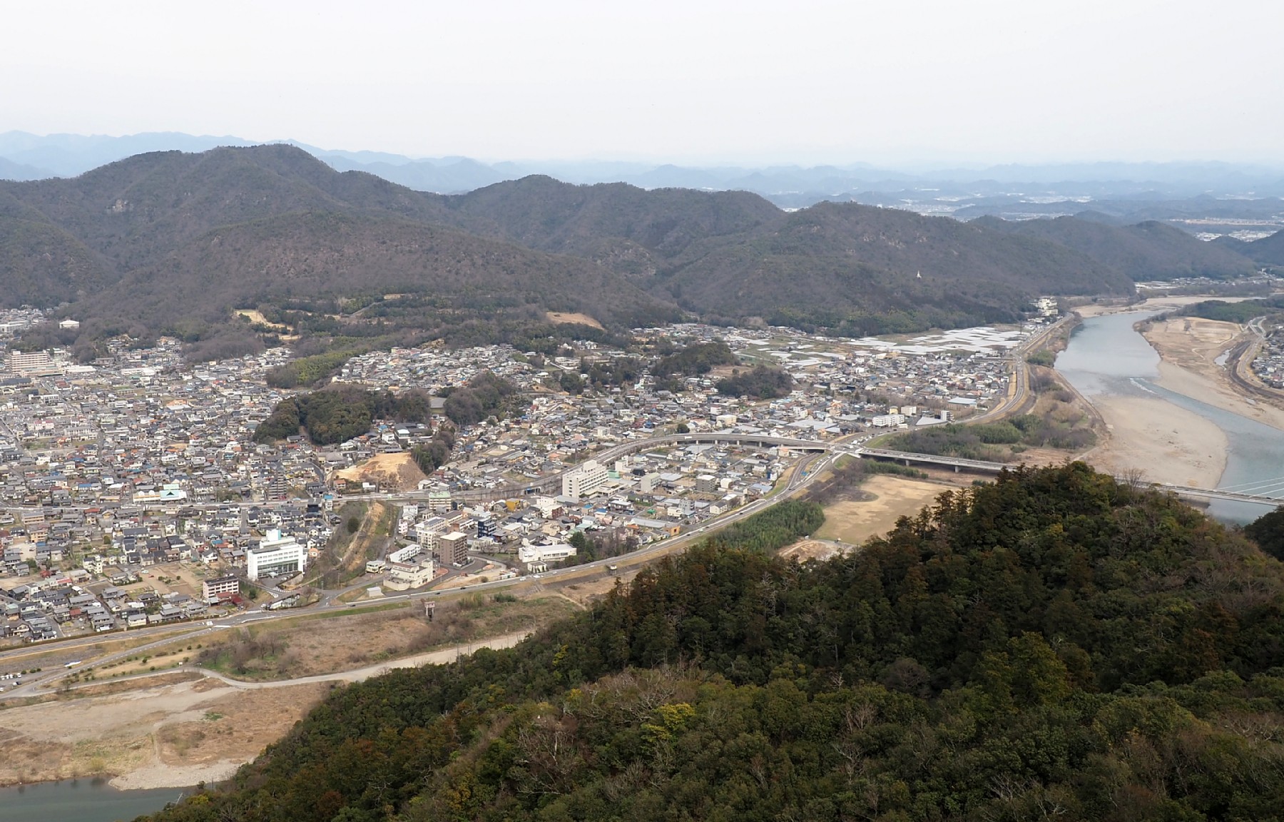 百々ヶ峰と長良川