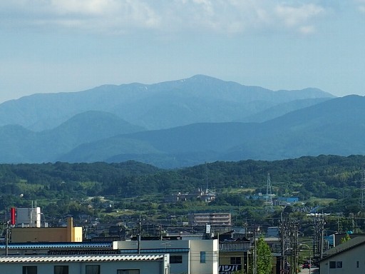 北陸新幹線より見る金剛堂山