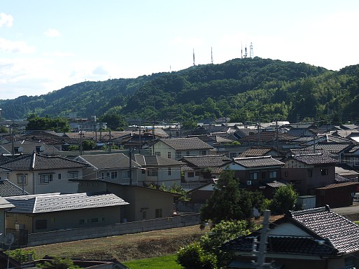 北陸新幹線より見る呉羽丘陵