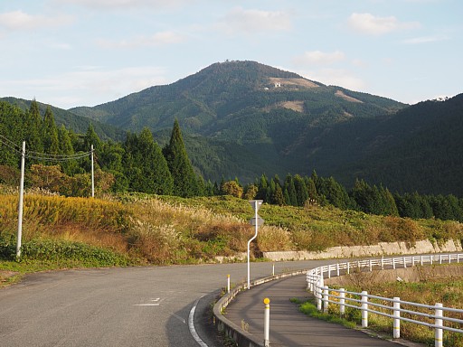 東粟倉より見る日名倉山